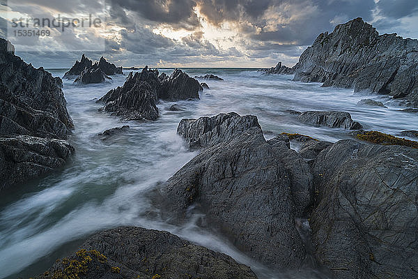 Stürmischer Sonnenuntergang über der dramatischen Küste von North Devon  Devon  England  Vereinigtes Königreich  Europa