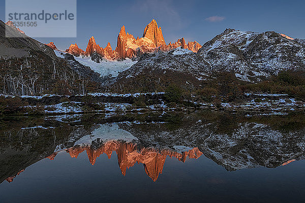 Bergkette mit Cerro Fitz Roy im Sonnenaufgang  Nationalpark Los Glaciares  UNESCO-Weltkulturerbe  El Chalten  Patagonien  Argentinien  Südamerika