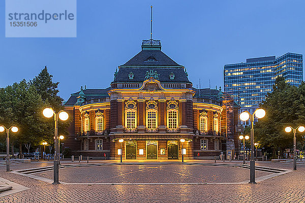 Die beleuchtete Laeiszhalle am Johannes-Brahms-Platz in der Abenddämmerung  Hamburg  Deutschland  Europa