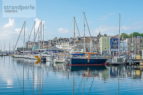 Boote im Hafen Sutton Harbour Marina  The Barbican  Plymouth  Devon  England  Vereinigtes Königreich  Europa