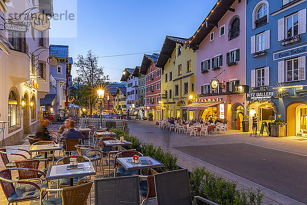 Blick auf Architektur und Cafés in der Vorderstadt in der Abenddämmerung  Kitzbühel  Österreichisches Bundesland Tirol  Österreich  Europa