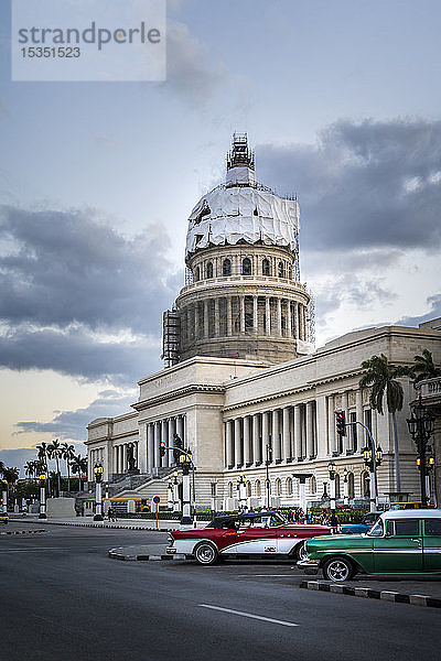 El Capitolio Gebäude in der Abenddämmerung  UNESCO Weltkulturerbe  Havanna  Kuba  Westindien  Karibik  Mittelamerika