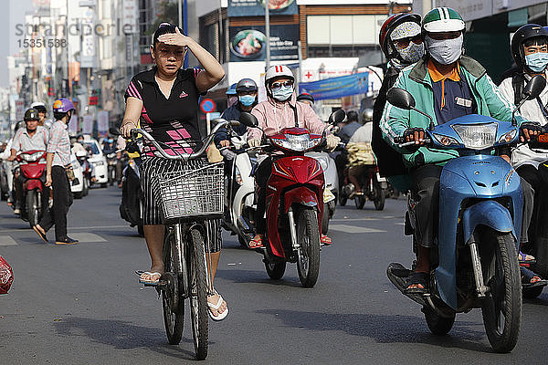 Fahrrad und Motorräder auf Verkehrsstraße  Ho-Chi-Minh-Stadt  Vietnam  Indochina  Südostasien  Asien