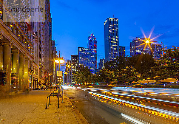 Blick auf Lichterketten und Wolkenkratzer auf der Michigan Avenue in der Abenddämmerung  Chicago  Illinois  Vereinigte Staaten von Amerika  Nordamerika