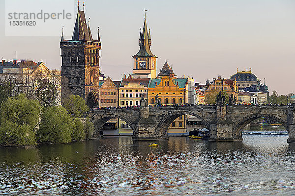 Blick auf die Karlsbrücke  den Altstädter Brückenturm und die Moldau im letzten Sonnenlicht  UNESCO-Weltkulturerbe  Prag  Böhmen  Tschechische Republik  Europa