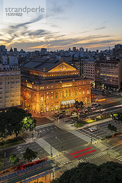 Teatro Colon bei Sonnenuntergang auf der Avenida 9 de Julio bei Nacht  Buenos Aires  Argentinien  Südamerika