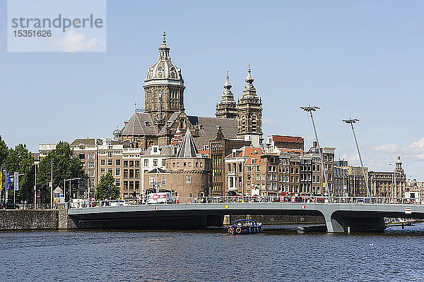 Stadtansicht mit St.-Nikolaus-Kirche  Amsterdam  Nordholland  Die Niederlande  Europa
