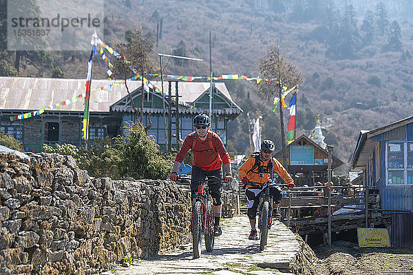 Mountainbiker in dem kleinen Dorf Sing Gompa in der Gosainkund-Region im Himalaya  Langtang-Region  Nepal  Asien