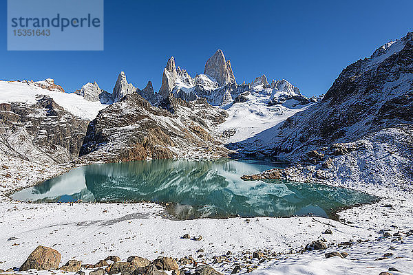 Berg Fitz Roy mit Schneedecke  Lago de los Tres (Laguna de los Tres)  El Chalten  Nationalpark Los Glaciares  UNESCO-Weltkulturerbe  Patagonien  Argentinien  Südamerika