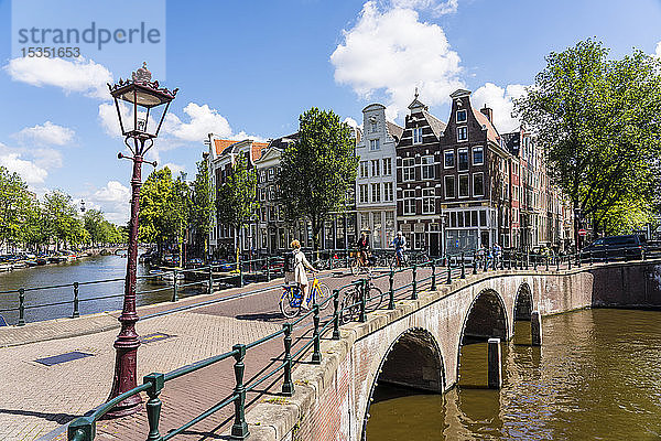 Alte Giebelhäuser und Brücke über den Keisersgracht-Kanal  Amsterdam  Nordholland  Niederlande  Europa