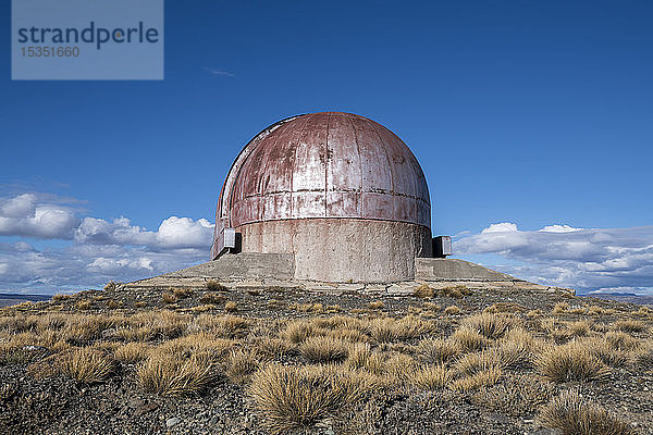 Alte verlassene Sternwarte in einer abgelegenen Landschaft  Patagonien  Argentinien  Südamerika