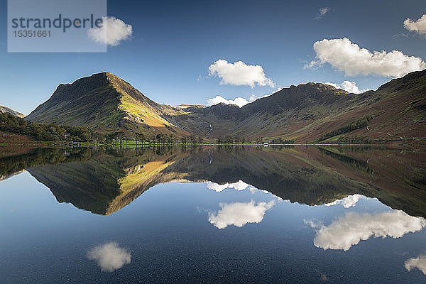 Perfekte Reflektionen auf dem ruhigen Buttermere im Lake District National Park  UNESCO Weltkulturerbe  Cumbria  England  Vereinigtes Königreich  Europa