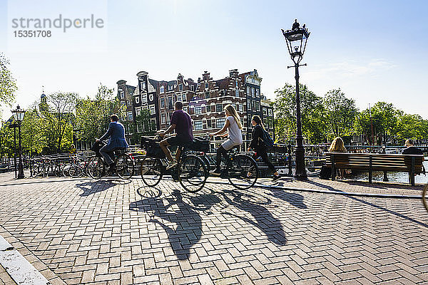 Radfahrer auf einer Brücke über die Brouwersgracht  Amsterdam  Nordholland  Niederlande  Europa