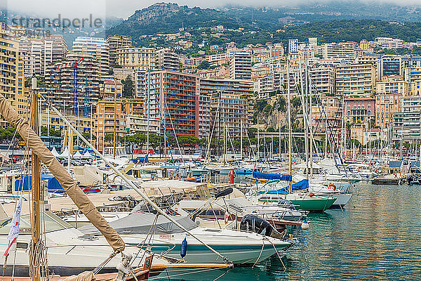 Hafen von Monaco  Port Hercule in Monte Carlo  Monaco  Côte d'Azur  Französische Riviera  Mittelmeer  Frankreich  Europa