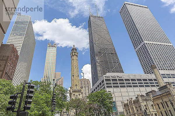 Blick auf den Wasserturm und den John Hancock Tower an der Michigan Avenue  Chicago  Illinois  Vereinigte Staaten von Amerika  Nordamerika