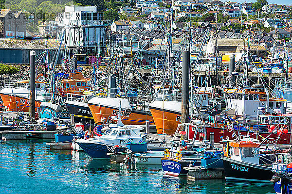 Fischerboote im Hafen des Dorfes Newly  Cornwall  England  Vereinigtes Königreich  Europa