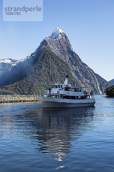 Milford Adventurer Kreuzfahrtschiff im Milford Sound mit schneebedecktem Mitre Peak  Fiordland National Park  UNESCO Weltkulturerbe  Südinsel  Neuseeland  Pazifik