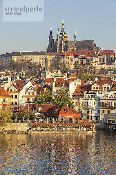 Blick vom Ufer der Moldau über den Stadtteil Mala Strana und die Prager Burg  UNESCO-Weltkulturerbe  Prag  Böhmen  Tschechische Republik  Europa