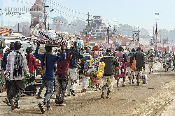 Pilger während der Allahabad Kumbh Mela  der größten religiösen Versammlung der Welt  Allahabad  Uttar Pradesh  Indien  Asien
