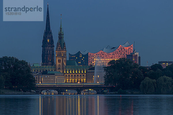 Blick von der Außenalster auf die Elbphilharmonie  das Rathaus und das St. Nikolai-Denkmal in der Abenddämmerung  Hamburg  Deutschland  Europa