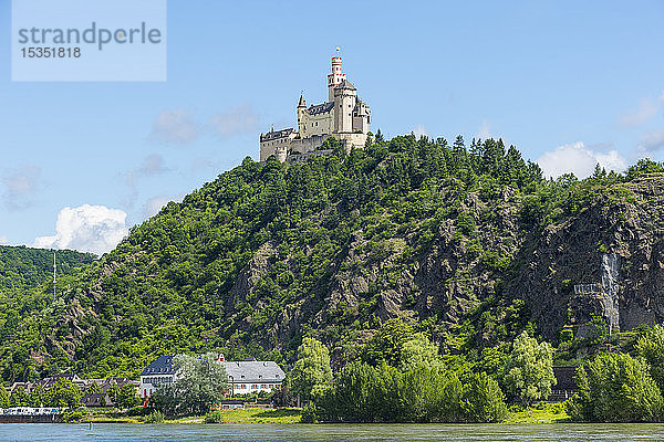 Marksburg mit Blick auf den Rhein  UNESCO-Welterbe  Mittelrheintal  Rheinland-Pfalz  Deutschland  Europa