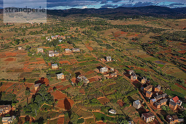 Reisfelder und kleine Lehmdörfer bei Sandrandahy  an der Nationalstraße RN7 zwischen Ranomafana und Antsirabe  Madagaskar  Afrika