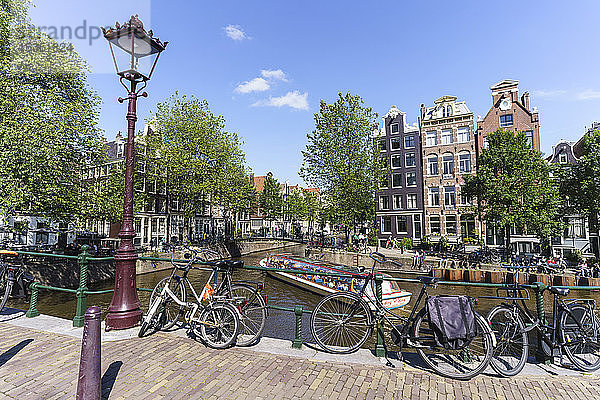 Touristenboot auf dem Brouwersgracht-Kanal  Amsterdam  Nordholland  Niederlande  Europa