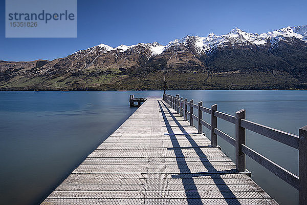 Hölzerner Steg  der in den türkisfarbenen Lake Wakitipu führt  Queenstown  Otago  Südinsel  Neuseeland  Pazifik