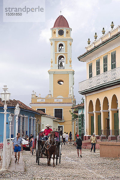 Straßenszene auf der Plaza Mayor mit der Kirche St. Francis im Hintergrund  Trinidad  UNESCO-Weltkulturerbe  Kuba  Westindien  Karibik  Mittelamerika