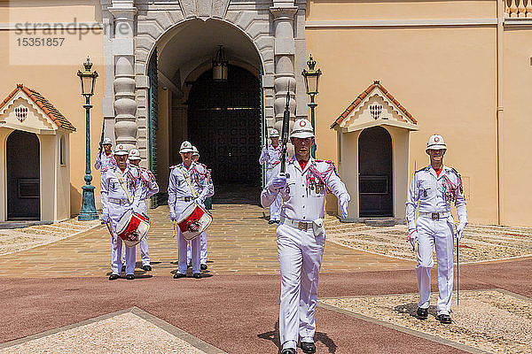 Wachablösung im Fürstenpalast von Monaco in Monaco  Côte d'Azur  Französische Riviera  Frankreich  Europa
