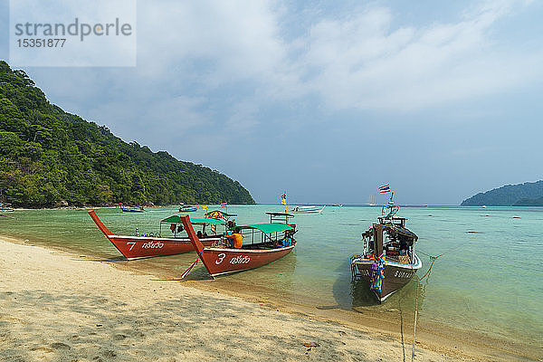 Drei Langschwanzboote an einem Sandstrand  Thailand  Südostasien  Asien