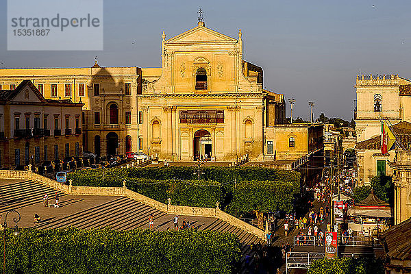 Domtreppe  Corso Vittorio Emanuele und Kirche  Noto  UNESCO-Weltkulturerbe  Sizilien  Italien  Europa