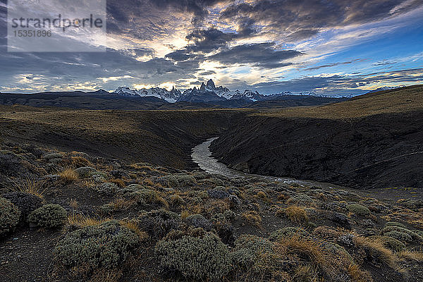 Der Berg Fitz Roy (Cerro Chalten) mit dem Fluss Las Vueltas  eine typische patagonische Landschaft  Nationalpark Los Glaciares  UNESCO-Weltkulturerbe  El Chalten  Argentinien  Südamerika