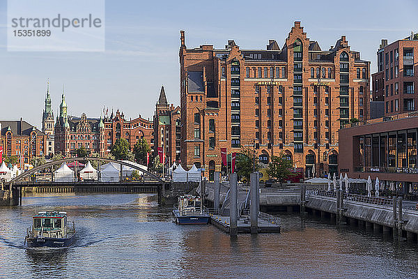 Blick von der Magdeburger Brücke auf das Internationale Maritime Museum und das Rathaus im Hintergrund  Hamburg  Deutschland  Europa