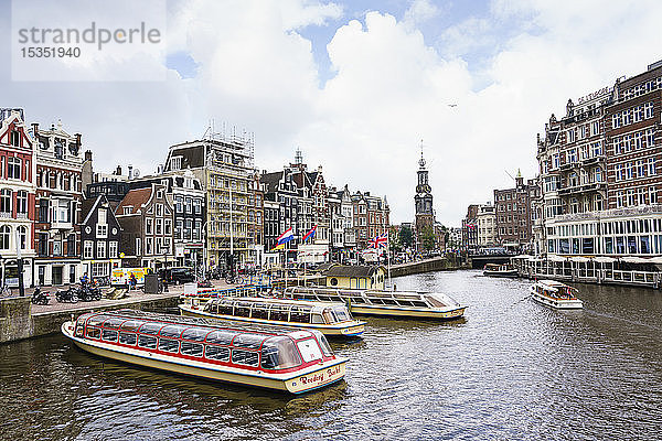 Touristenboote auf dem Fluss Amstel in der Nähe von Muntplein und Rokin  Amsterdam  Nordholland  Niederlande  Europa