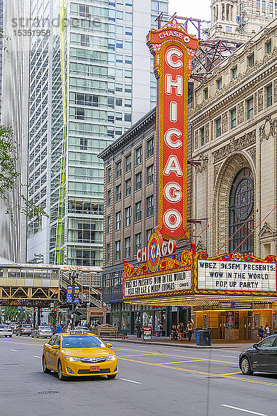 Blick auf das Chicago Theatre und den Verkehr auf der North State Street  Chicago  Illinois  Vereinigte Staaten von Amerika  Nordamerika