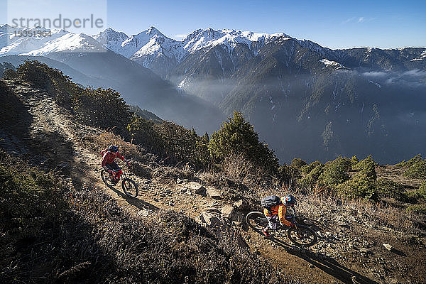 Mountainbiken auf einem einspurigen Weg im Enduro-Stil im nepalesischen Himalaya in der Nähe der Langtang-Region  Nepal  Asien