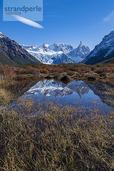 Eine typische patagonische Herbstlandschaft mit dem Berg Fitz Roy  El Chalten  Nationalpark Los Glaciares  UNESCO-Welterbe  Patagonien  Argentinien  Südamerika