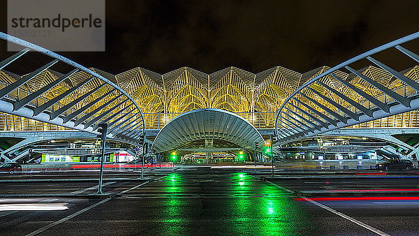 Oriente Station  Internationales Kongresszentrum bei Nacht  Lissabon  Portugal