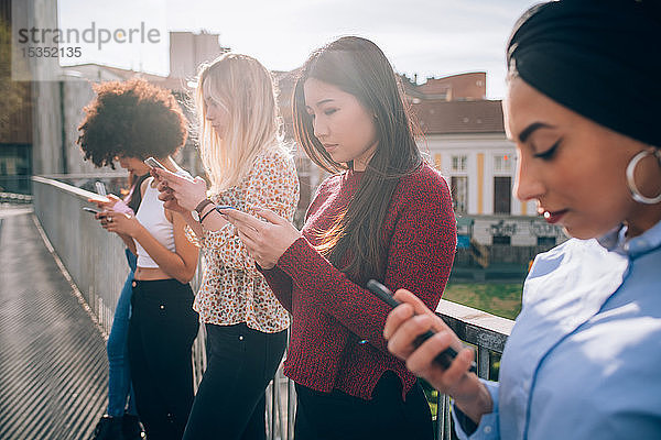 Freunde stehen am Geländer Texting  Mailand  Italien