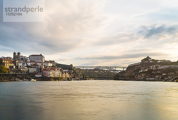 Skyline mit der Kathedrale von Porto und dem Fluss Douro  Porto  Portugal