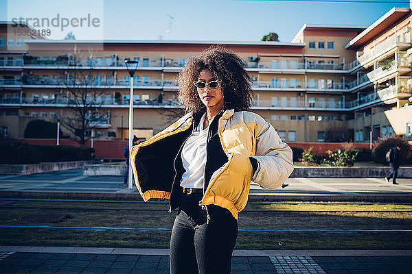 Coole junge Frau mit Sonnenbrille auf städtischem Bürgersteig  Porträt