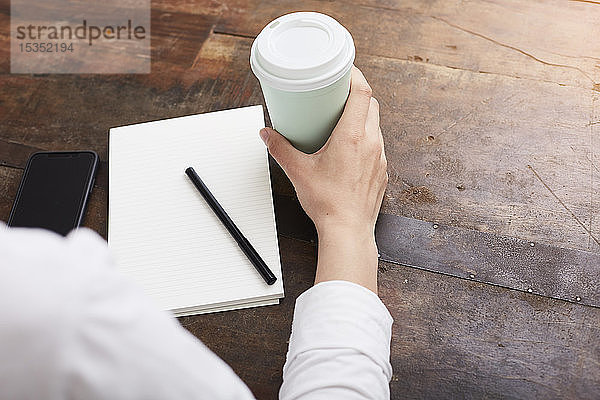 Frau in tiefer Besinnung in der Kaffeepause