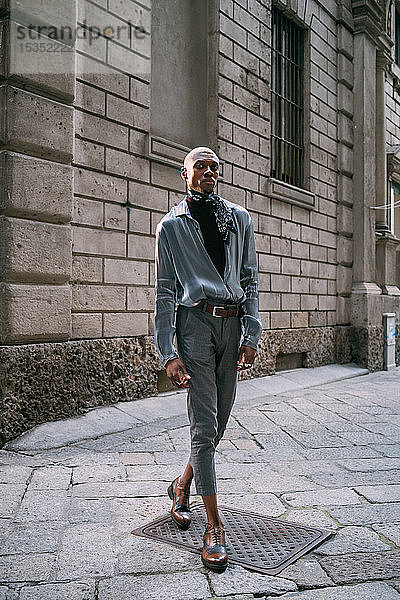 Stilvoller Mann steht an einem historischen Gebäude  Mailand  Italien