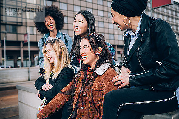 Gruppe von Freunden lachend auf der Straße  Mailand  Italien