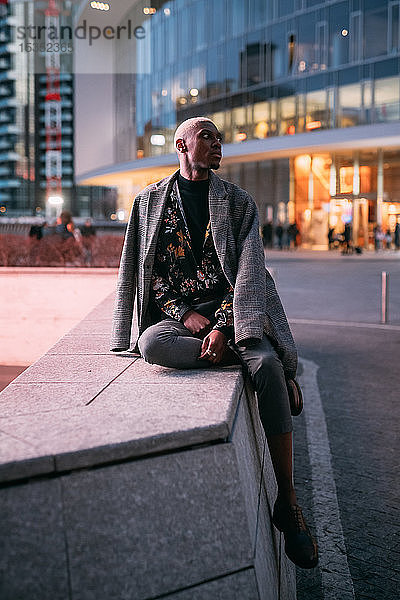 Stilvoller Mann sitzt auf Betonbank  Mailand  Italien