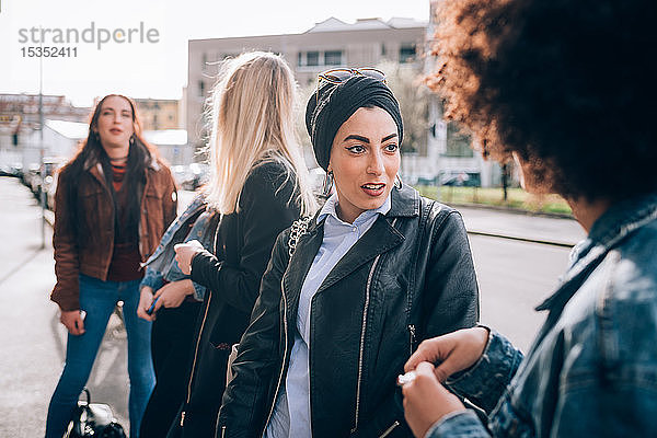 Freunde sprechen auf der Straße  Mailand  Italien