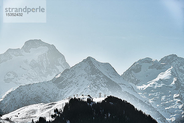 Schneebedeckte Berglandschaft mit Skipiste  Alpe-d'Huez  Rhône-Alpes  Frankreich