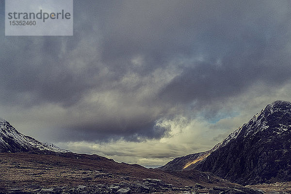 Schneebedeckte Berglandschaft und Sturmwolken  Llanberis  Gwynedd  Wales