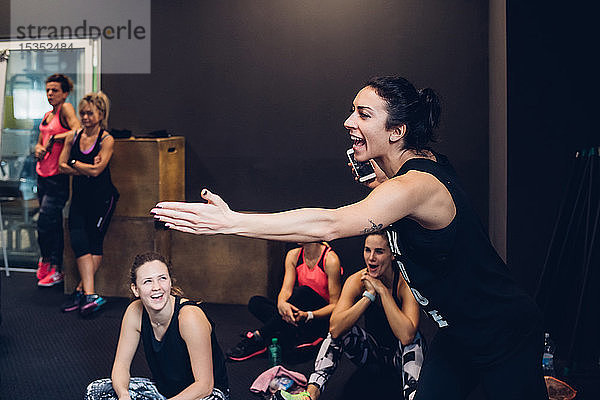 Gruppe von Frauen  die im Fitnessstudio trainieren  lachend in der Pause